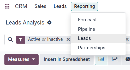 اپلیکیشن CRM را باز کنید و روی زبانهٔ Reporting در بالای صفحه کلیک کنید، سپس روی Leads کلیک کنید.